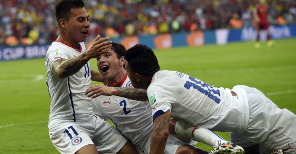 Vargas comemora com seus companheiros chilenos após marcar o primeiro na vitória por 2 a 0 contra a Espanha