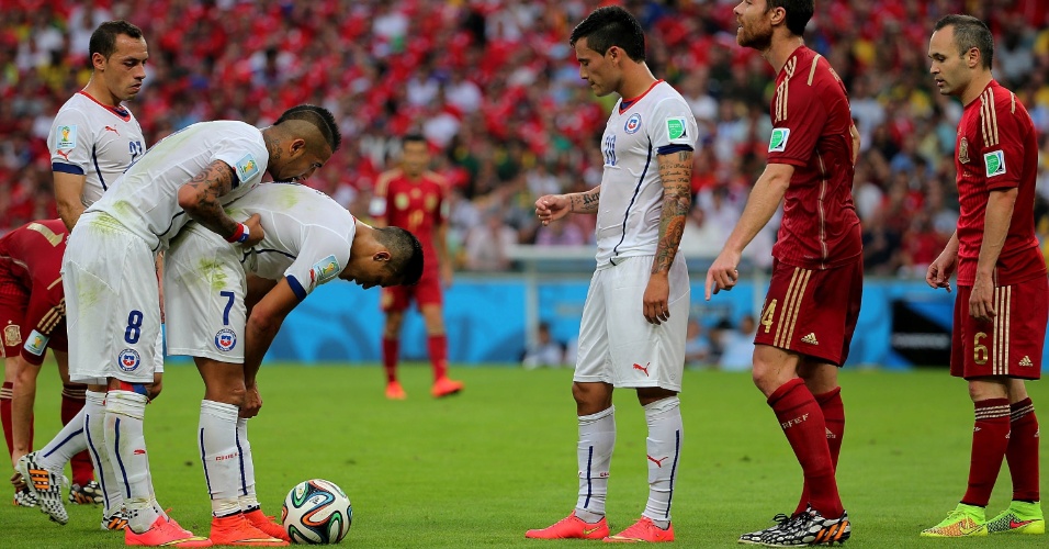 Vidal conversa com Sanchez antes da cobrança de falta que resultou no segundo gol do Chile contra a Espanha
