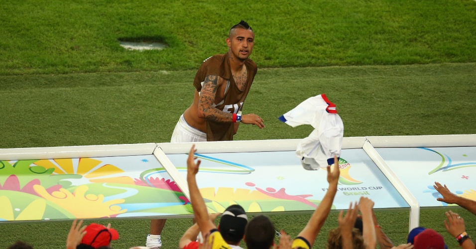 Vidal joga sua camisa para a torcida chilena no Maracanã após a vitória sobre a Espanha por 2 a 0