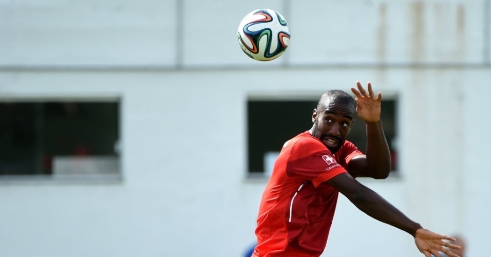 Zagueiro da Suíça, Johan Djourou mira a bola em treino em Santo André, antes do jogo contra a Inglaterra em Salvador