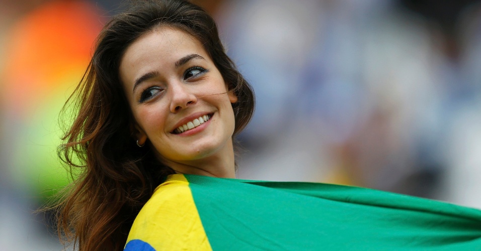 19.jun.2014 - A bela torcedora não perdeu a oportunidade de ir ao Itaquerão assistir Uruguai x Inglaterra com a bandeira brasileira