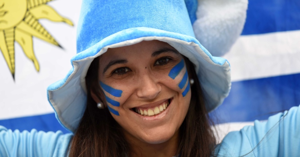 19.jun.2014 - A torcedora do Uruguai está radiante no Itaquerão após a vitória por 2 a 1 sobre os ingleses