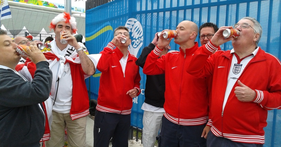 19.jun.2014 - Ingleses bebem cerveja na entrada do estádio, apesar do frio que faz em São Paulo nesta quinta-feira
