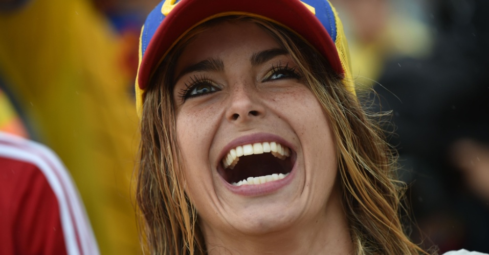 19.jun.2014 - O sorriso da bela torcedora colombiana na Fan Fest de Copacabana evidencia a satisfação com a vitória por 2 a 1 sobre a Costa do Marfim