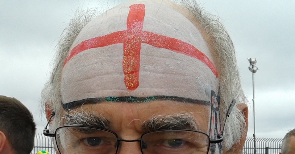 19.jun.2014 - Torcedor inglês exibe pintura com a bandeira da Inglaterra
