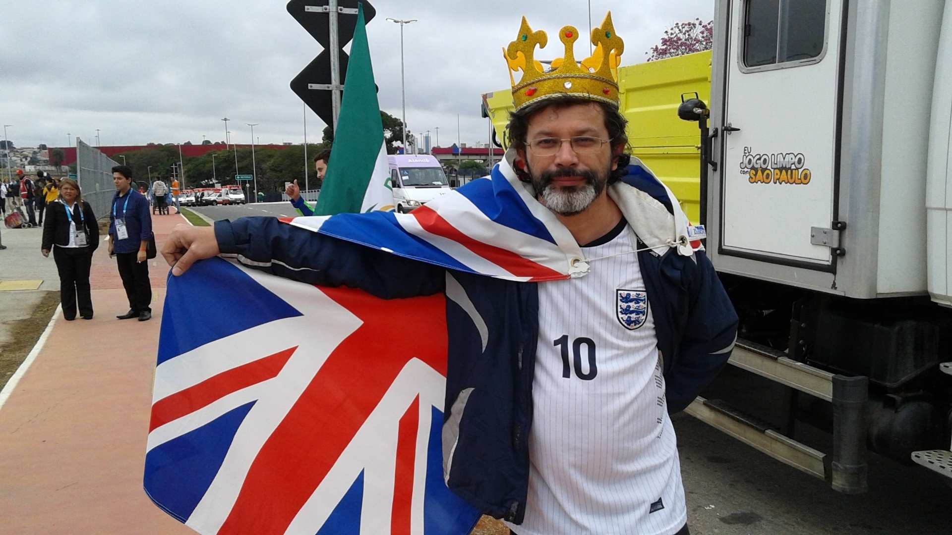 19.jun.2014 - Torcedor inglês posa com a bandeira antes de entrar no Itaquerão para jogo contra o Uruguai