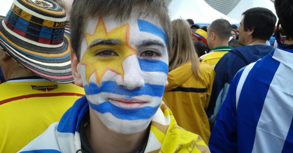 19.jun.2014 - Torcedor pinta o rosto com a bandeira do Uruguai antes do jogo contra a Inglaterra