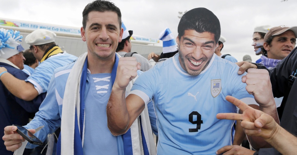 19.jun.2014 - Torcedor uruguaio leva cartaz gigante de Luiz Suárez para o Itaquerão
