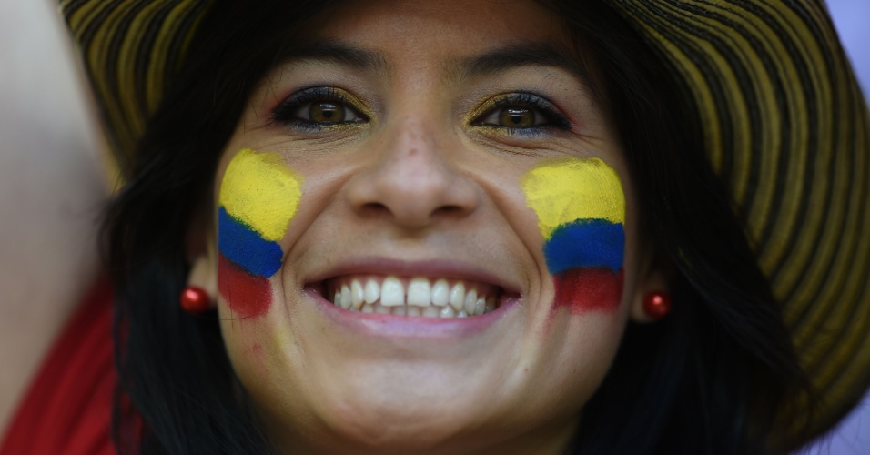 19.jun.2014 - Torcedora colombiana exibe belo sorriso na arquibancada do Mané Garrincha durante jogo contra a Costa do Marfim