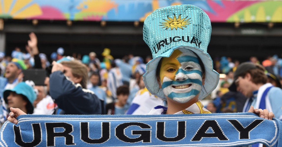 19.jun.2014 - Torcedora exibe faixa com torcida para o Uruguai antes de jogo contra a Inglaterra