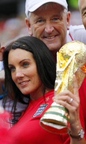 19.jun.2014 - Torcedora inglesa ergue a taça da Copa do Mundo. Merece o título de uma das mais belas no Itaquerão