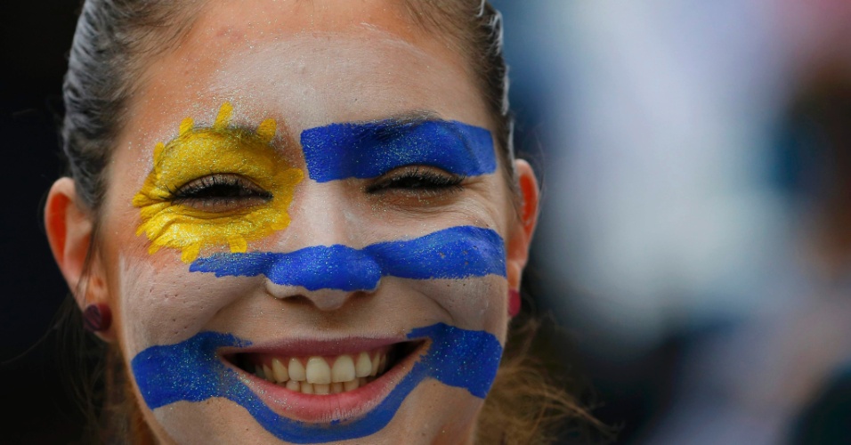 19.jun.2014 - Torcedora pintada com a bandeira uruguaia antes do jogo contra a Inglaterra no Itaquerão