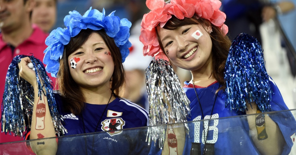 19.jun.2014 - Torcedoras do Japão tentam apoiar equipe no 0 a 0 com a Grécia na Arena das Dunas