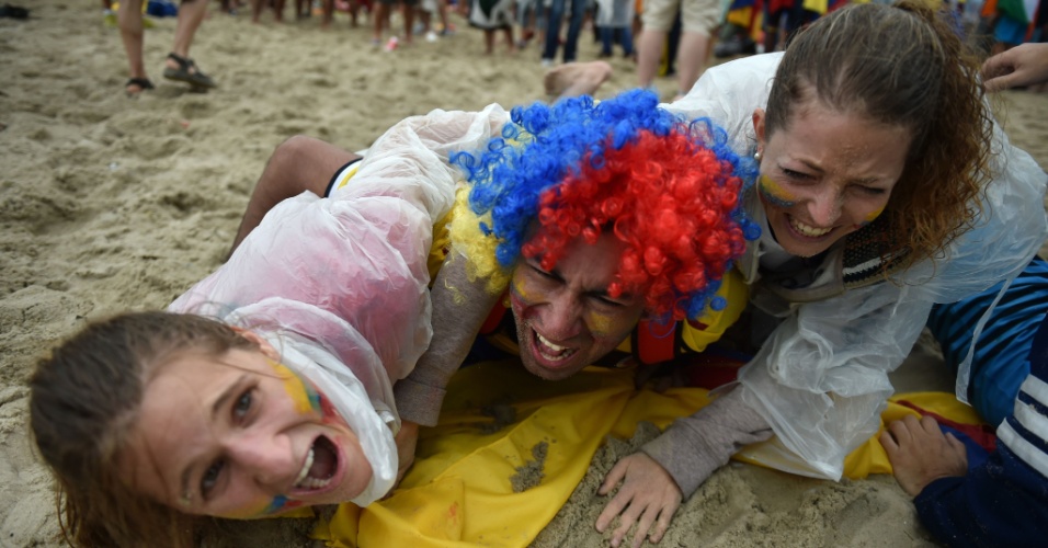 19.jun.2014 - Torcedores colombianos comemoram vitória sobre a Costa do Marfim nas areias de Copacabana