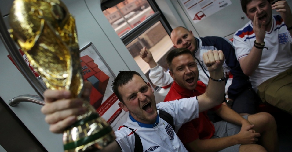 19.jun.2014 - Torcedores da Inglaterra no trem com destino ao Itaquerão