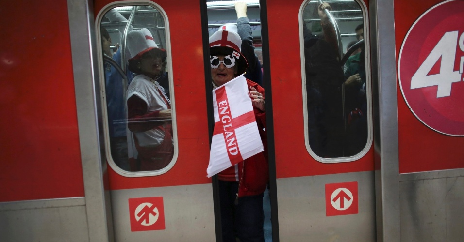 19.jun.2014 - Torcida da Inglaterra deixa vagão de trem com destino ao Itaquerão