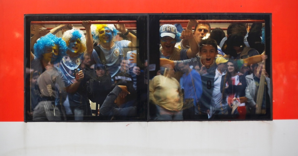19.jun.2014 - Torcida do Uruguai faz a festa no vagão de trem rumo ao Itaquerão para jogo decisivo contra a Inglaterra
