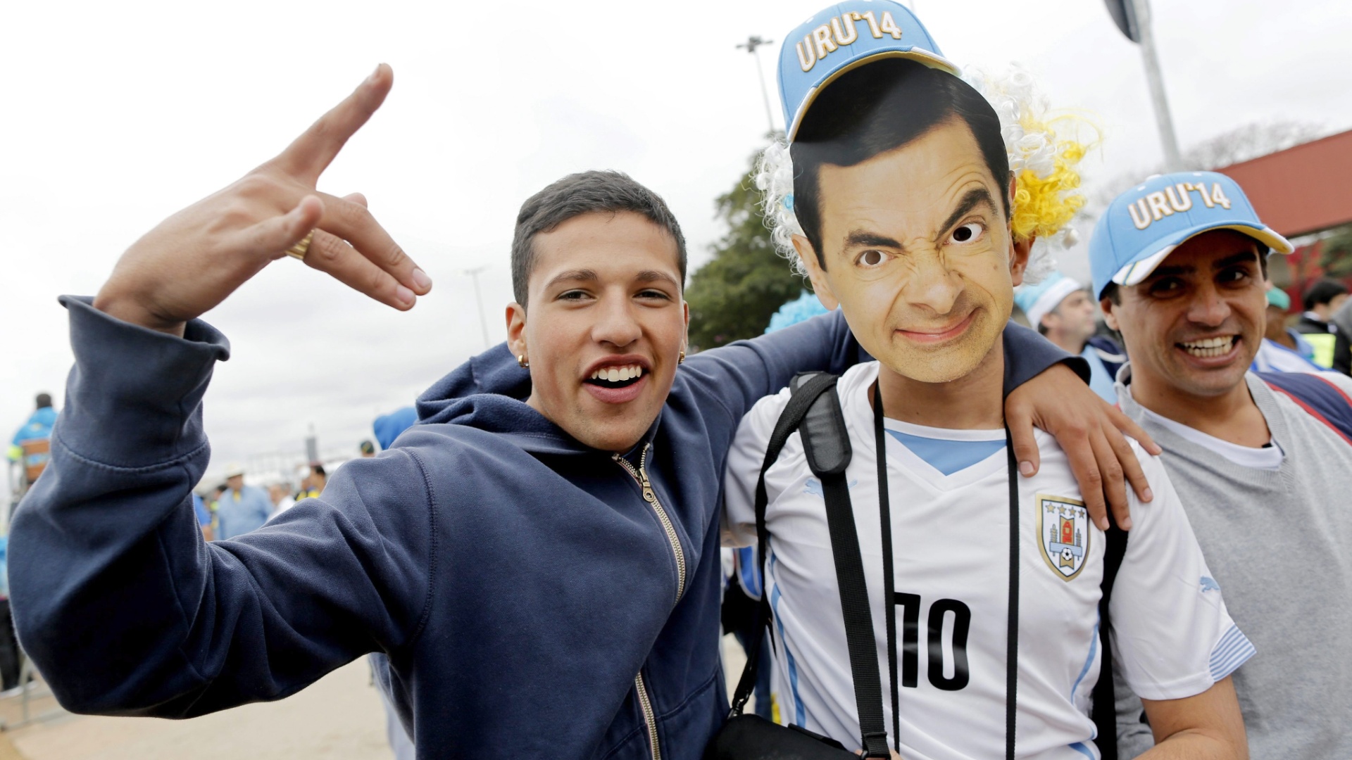 19.jun.2014 - Uruguaio posa para foto com máscara de Mr. Bean nas proximidades do Itaquerão