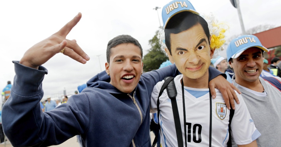 19.jun.2014 - Uruguaio posa para foto com máscara de Mr. Bean nas proximidades do Itaquerão