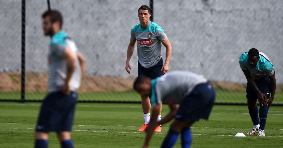 Ainda com proteção no joelho, Cristiano Ronaldo participa de treino da seleção de Portugal em Campinas