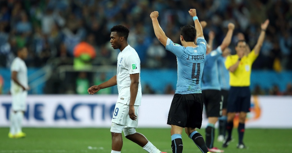 19.jun.2014 - Alegria dos uruguaios contrasta com a tristeza inglesa na vitória dos sul-americanos por 2 a 1 no Itaquerão