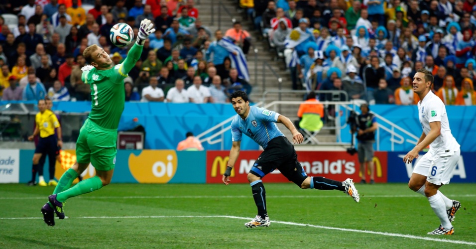 19.jun.2014 - Atacante Luis Suárez recebe cruzamento de Cavani e desvia de cabeça para colocar o Uruguai na frente do placar contra a Inglaterra