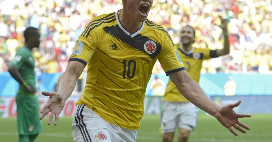 Colombiano James Rodriguez comemora gol marcado contra a Costa do Marfim 
