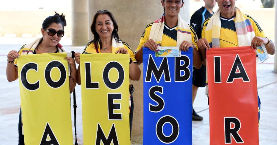 Colombianos levam cartazes para apoiar sua seleção contra a Costa do Marfim