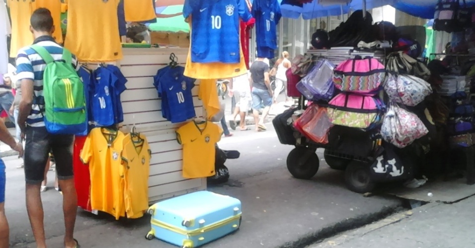 Comerciantes do Recife faturam com produtos temáticos do mascote Fuleco, da Copa do Mundo