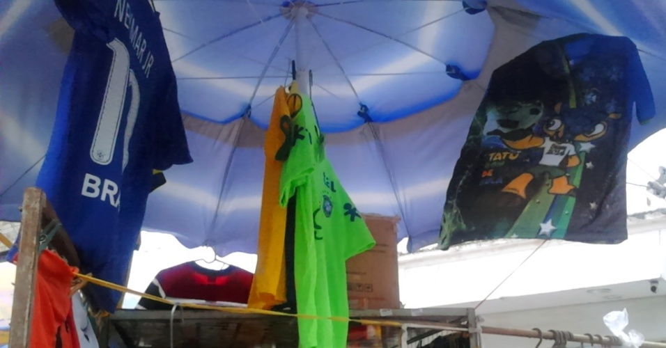 Comerciantes do Recife faturam com produtos temáticos do mascote Fuleco, da Copa do Mundo