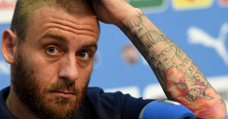 Daniele De Rossi exibe as tatuages de seu braço em coletiva da Itália