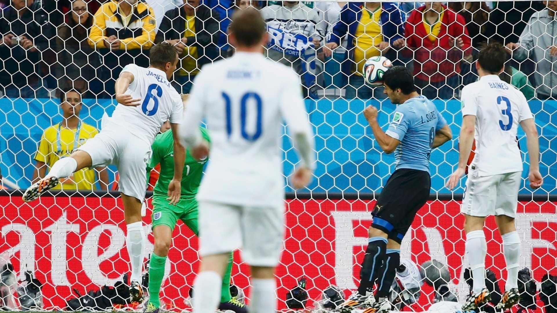 19.jun.2014 - De cabeça, Luis Suárez coloca o Uruguai na frente do placar contra a Inglaterra no Itaquerão