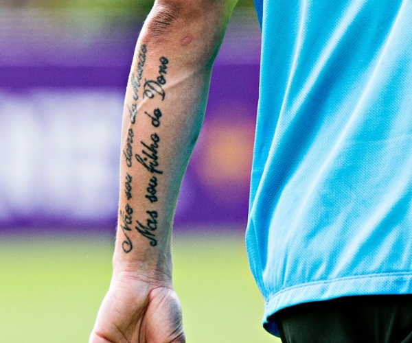 Detalhe de Thiago Silva e a frase tatuada em seu braço