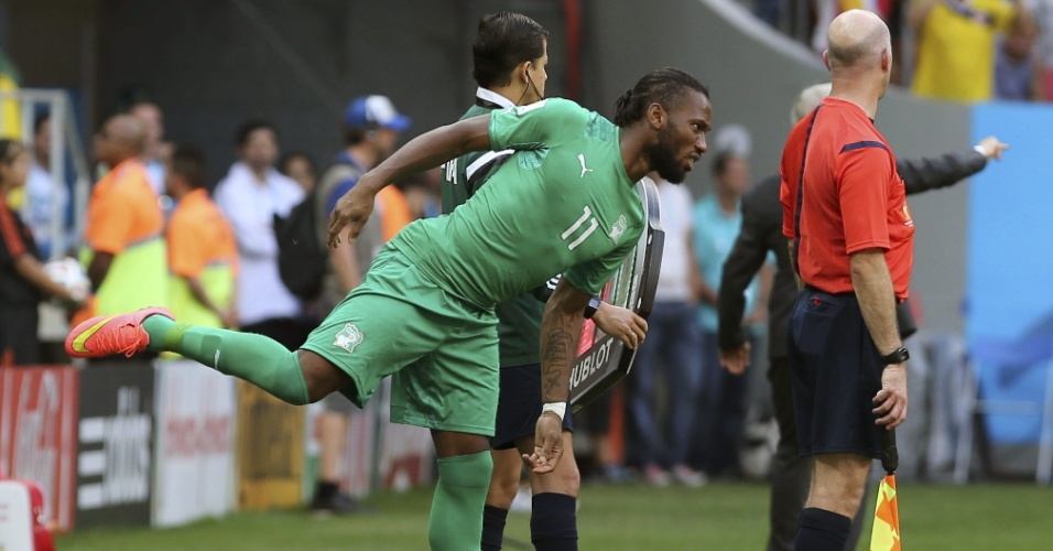 Drogba entra em campo no segundo de jogo contra a Colômbia