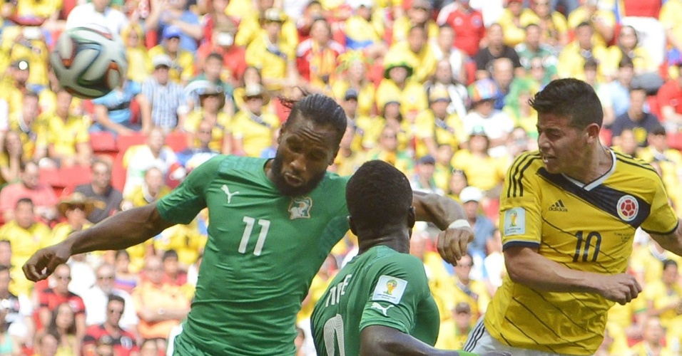Drogba não consegue impedir gol de James Rodriguez pela Colômbia, em Brasília