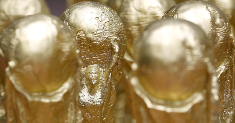 Em Hanói, capital do Vietnam, réplicas de gesso da taça da Copa do Mundo são vendidas por aproximadamente 8 reais