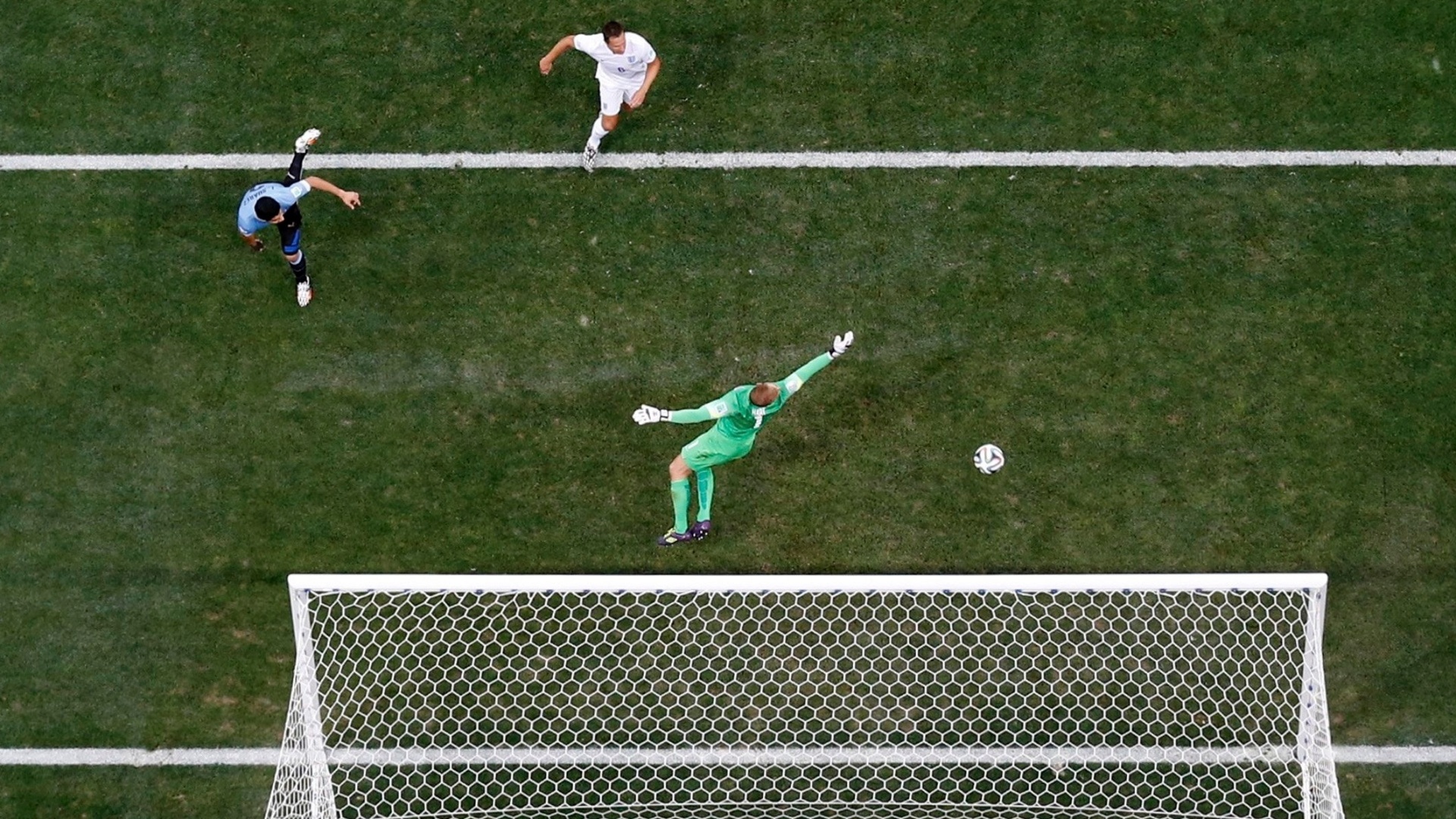 19.jun.2014 - Gol do Uruguai visto do alto. Uruguaio Suárez desloca o goleiro Joe Hart e marca o primeiro gol da partida