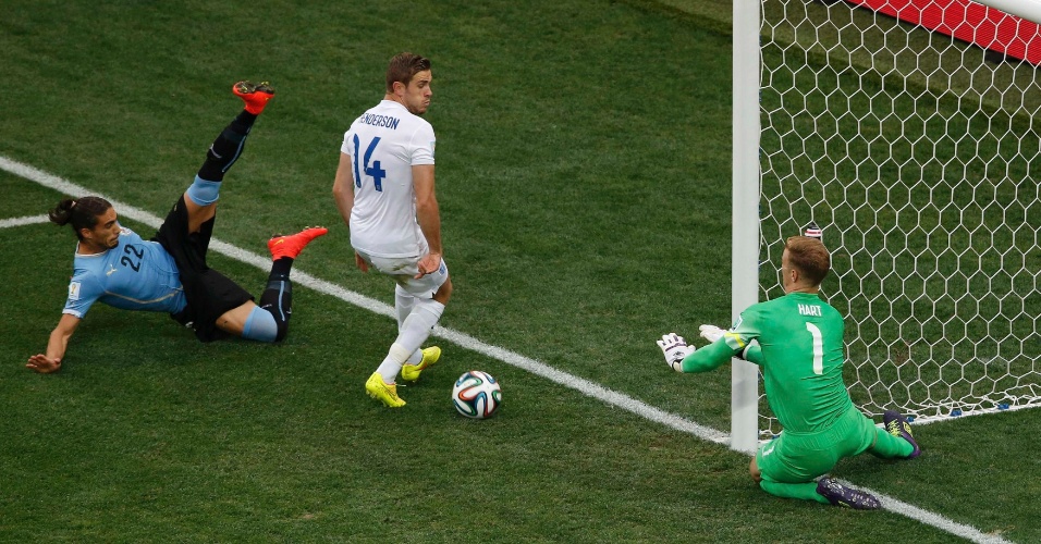 Goleiro inglês Joe Hart defende a bola após finalização do uruguaio Martin Caceres, no Itaquerão