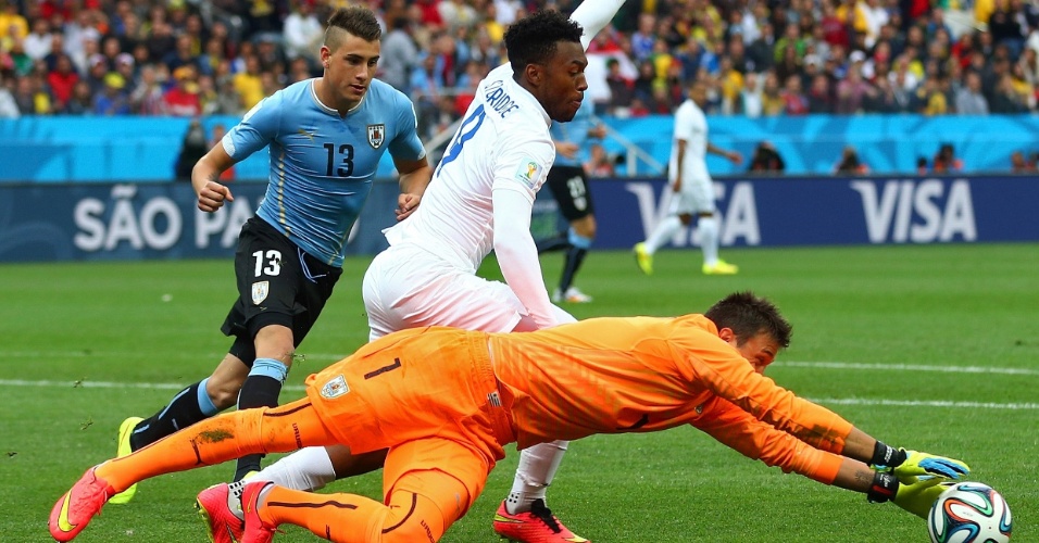 19.jun.2014 - Goleiro uruguaio Fernando Muslera faz defesa após chegada do inglês Daniel Sturridge, no Itaquerão