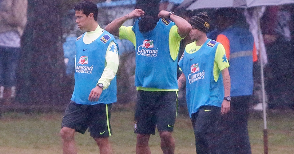 Hernanes, Hulk e Bernard treinam sob chuva na Granja Comary