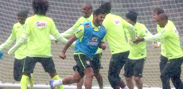 Hulk corre durante treino da seleção brasileira na Granja Comary