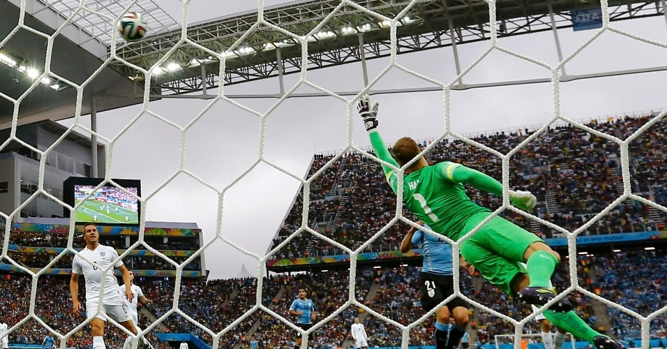 Inglês Joe Hart pula para fazer boa defesa contra o Uruguai, pela segunda rodada da Copa do Mundo