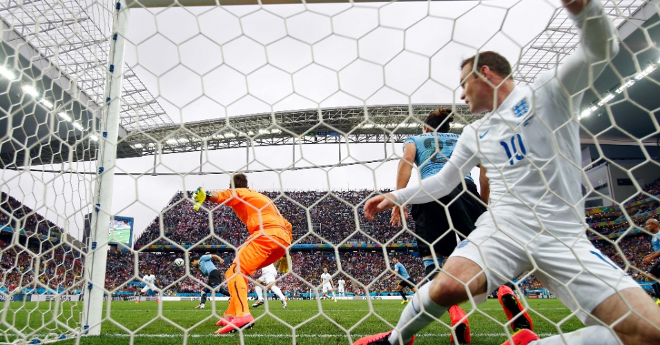 19.jun.2014 - Inglês Wayne Rooney fica caído dentro do gol após acertar a trave uruguaia no Itaquerão