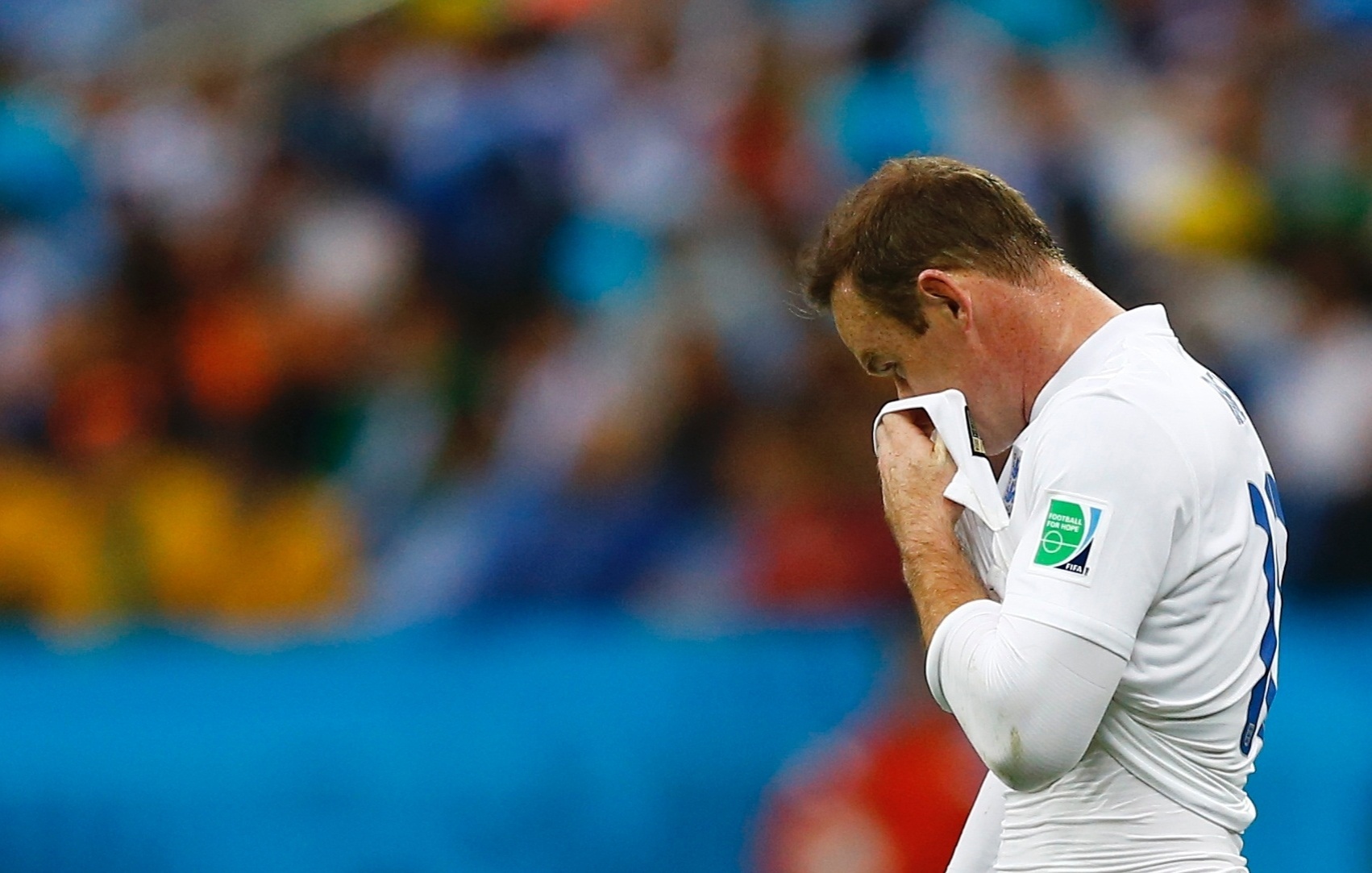 19.jun.2014 - Inglês Wayne Rooney parece desacreditar após desperdiçar oportunidade contra o Uruguai