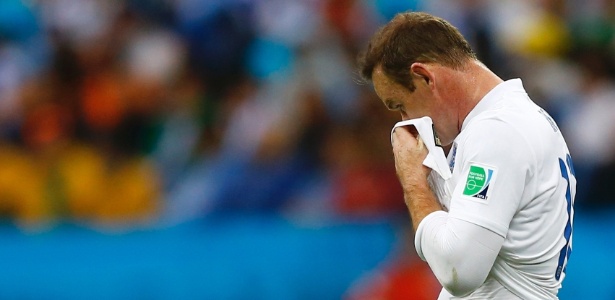 Rooney lamenta-se durante derrota da Inglaterra para o Uruguai pela Copa do Mundo