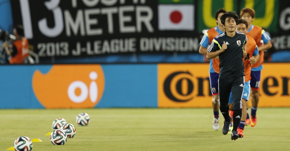 Japoneses realizam aquecimento antes do início da decisiva partida contra a Grécia, na Arena das Dunas