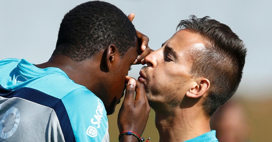 João Pereira assopra no olho do zagueiro William Carvalho durante treino de Portugal, em Campinas