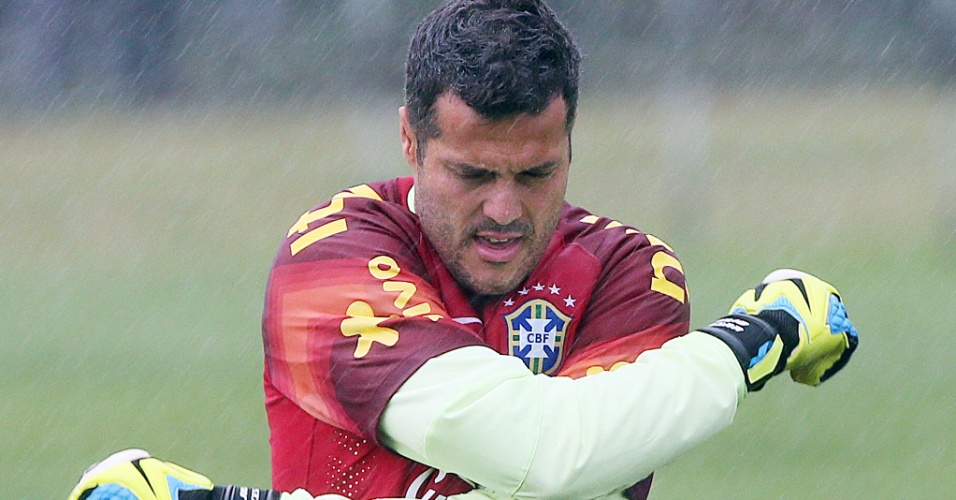 Julio César treina sob chuva na Granja Comary após empate por 0 a 0 com o México