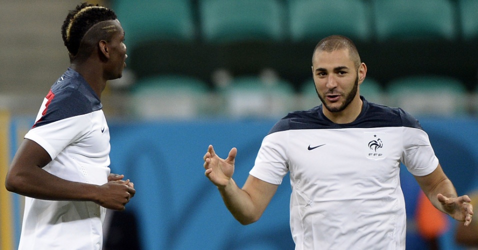 Karim Benzema conversa com Paul Pogba no reconhecimento do gramado da Fonte Nova, onde a França joga contra a Suíça nesta sexta-feira