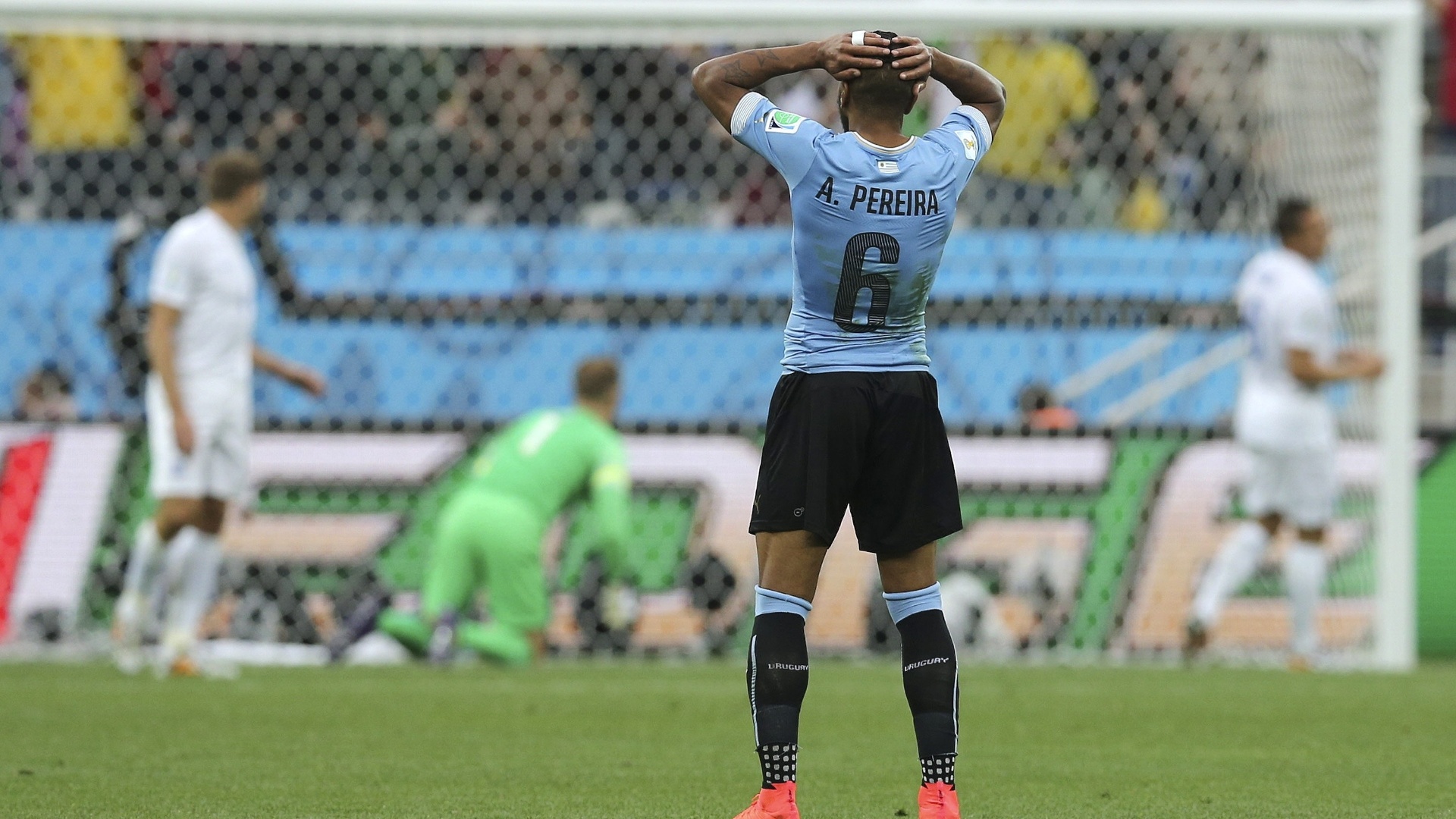 19.jun.2014 - Lateral Álvaro Pereira leva as mãos à cabeça após ver o Uruguai perder chance de gol contra a Inglaterra
